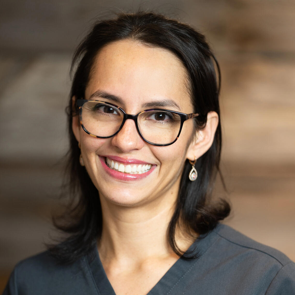 Dre Zoppi croit en une approche chaleureuse et personnalisée, où chaque patient est écouté et compris. Son sourire contagieux et son souci du détail transforment vos visites en une expérience apaisante et agréable.