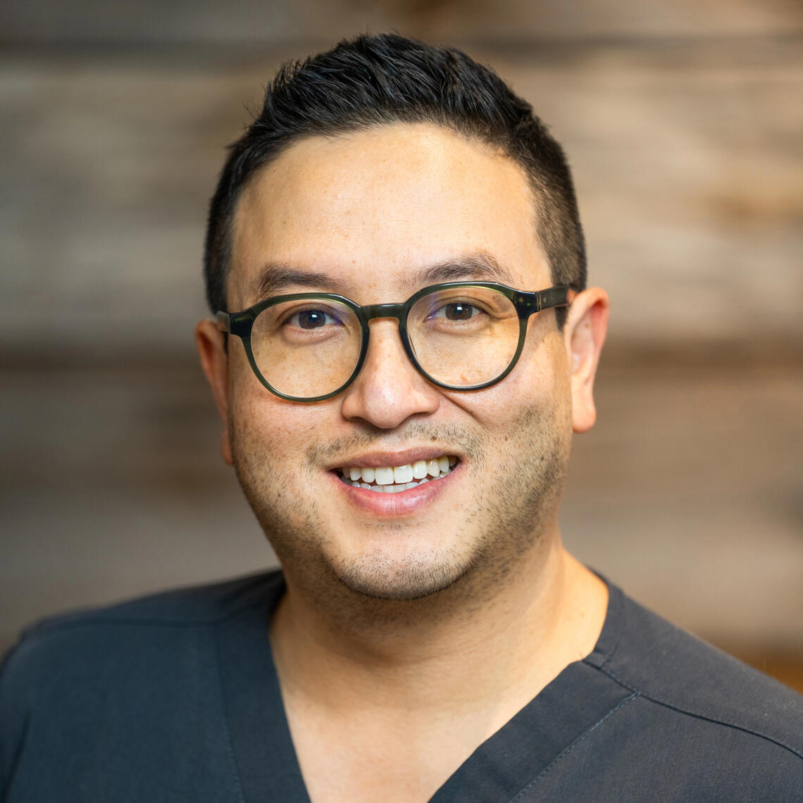 Dr Bui combine expertise et bienveillance pour transformer vos visites en des moments positifs. Il s'assure que votre sourire rayonne de santé et de confiance à chaque rendez-vous.